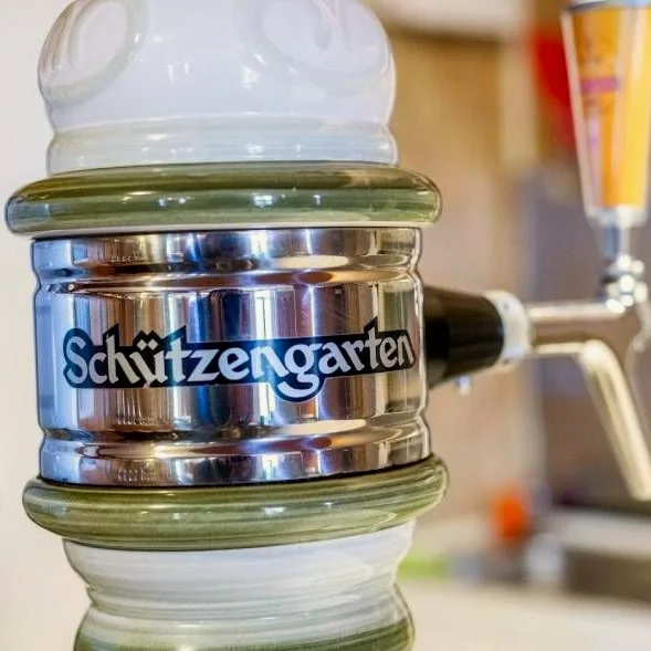 Ausschank an der Bar mit dem Schützengarten-Bierzapfhahn.
